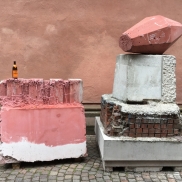 Verwirrende Skulpturen vor Dom und Stadthaus