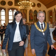 Anne Imhof trägt sich in das Goldene Buch ein