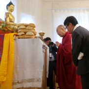 Dalai Lama besucht neues Tibethaus