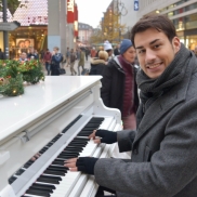 Antonio Macan spielt auf der Zeil