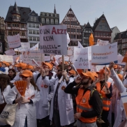 Warnstreik treibt tausende Ärzte auf die Straße