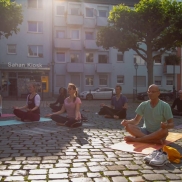 Straßen-Yoga in Alt-Sachsenhausen