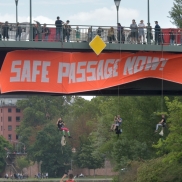 Seebrücke blockiert Verkehr in Frankfurt