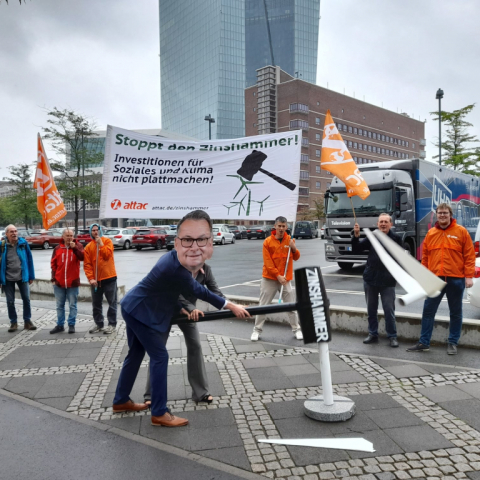 Demo gegen Zinserhöhung